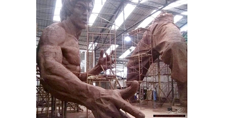  Tượng Lý Tiểu Long Cao 12m đang trong quá trình tạo mẫu trên đất sét