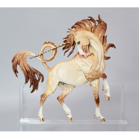 Xưởng Sản Xuất Mô Hình Ngựa Có Sừng Bằng Mút Xốp