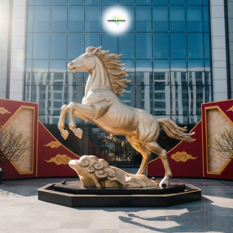 Tượng ngựa xốp trang trí Tết Bính Ngọ: Nên chọn phong cách truyền thống hay hiện đại?