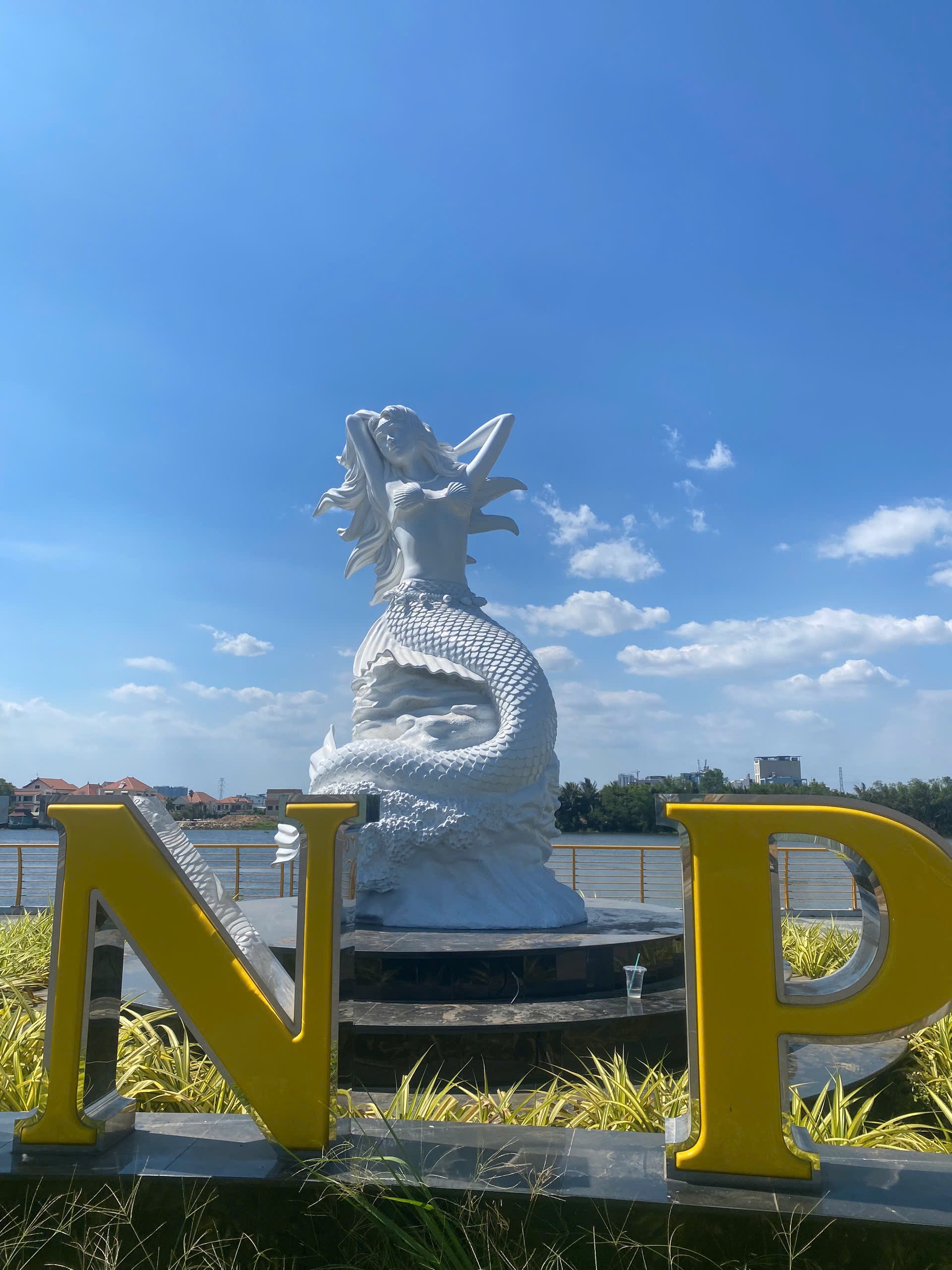 Mô hình nàng tiên cá trang trí khuôn viên